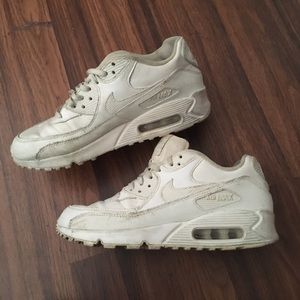 White nike air max sneakers 👟